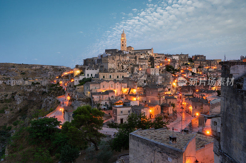 Sassi di Matera日落时分的城市全景